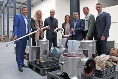 Euroschliff:
Heimisches Unternehmen wchst auf der AUREA

Herzebrock-Clarholz/Oelde/Rheda-Wiedenbrck (pbm). Die Firma Euroschliff als jngsten Betrieb im interkommunalen Gewerbepark AUREA begrten jetzt die Brgermeister der drei beteiligten Kommunen Karin Rodeheger aus Oelde, Marco Diethelm aus Herzebrock-Clarholz und Theo Mettenborg aus Rheda-Wiedenbrck. ?Mit den beiden Betrieben Euroschliff und Michelis Sondermaschinenbau an der Max-von-Laue-Strae komplettieren weitere hochklassige Mittelstndler die AUREA. Nun ist es an der Zeit das Erfolgsprojekt AUREA weiterzufhren? sind sich die Brgermeister einig.
?Die beste Entscheidung meines Lebens,? nennt Inhaber Ice Nikolov den Neubau des groen neuen Komplexes. Die beiden jeweils ber 2000 Quadratmeter groen Produktionshallen und die modernen Brorume bieten Platz fr eine effiziente Produktion und ermglichen weiteres Wachstum. An der Max-von-Laue-Strae hat Nikolov nun einen Standort mit Perspektive und Wachstumschancen gefunden. Fr seine Firma ist es bereits der dritte Standort, die beiden vorigen waren jeweils zu klein geworden. 
Am neuen Standort ist Wachstum fr das 2012 gegrndete Unternehmen mit eingerechnet. Deshalb bieten die beiden Produktionshallen auf dem 13.000 Quadratmeter groen Grundstck auch so viel Platz, dass dort bis auf weiteres die Tiefbauspezialisten von AFS-Kabelmontagen einen Zweigstandort eingerichtet haben. Whrend die Betriebsgebude schon voll funktionsfhig sind, wird am Auengelnde noch gearbeitet. Sobald die Witterung es zulsst, wird dort auch eine Eiche gepflanzt, fr die AUREA-Geschftsfhrer Gnter Kozlowski einen Gutschein an das Inhaberpaar berreichte.  

Euroschliff ist auf die Oberflchenveredelung von Metallen und Kunststoffen spezialisiert. Die Schleiferei fertigt hochwertige, handgearbeitete Oberflchenqualitt, und kann schnell und flexibel auf individuelle Anforderungen reagieren. Vom Kleinstteil bis zur Groserie knnen dabei auf der AUREA die unterschiedlichsten Metall- und Kunststoffteile bearbeitet werden. Geschliffen, poliert und gebrstet wird fr die Metall- und die Mbelindustrie, fr Kunden aus dem Fahrzeugbau ebenso wie fr die Medizintechnik oder die Luftfahrtindustrie. Ebenso knnen Oberflchen entgratet, satiniert, geschweit, gebeizt, gefrst oder zusammen mit Partnerbetrieben eloxiert oder verchromt werden. 


Bild v. links: Marco Diethelm, Karin Rodeheger, Theo Mettenborg, Carmen und Ice Nikolov, Gnter Kozlowski und Rheda-Wiedenbrcks Wirtschaftsfrderer Sebastian Czoske am neuen Standort von Euroschliff im AUREA-Gewerbepark an der A2. 
