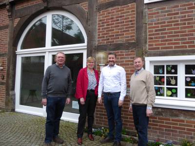 Neue Rume fr Heimatverein Clarholz
Zehntscheune bietet Platz fr Besprechungen und Archivierungsarbeiten
Der Heimatverein Clarholz traf sich in der Vergangenheit regelmig im alten Gasthaus Rugge. Seit einiger Zeit bestand der Wunsch nach eigenen Rumlichkeiten, um sich nicht nur treffen und besprechen zu knnen, sondern auch um Fotomaterial des Vereinsarchivs zu digitalisieren. Mit diesem Wunsch, verbunden mit einer Kostenbernahme durch die Gemeinde Herzebrock-Clarholz, hatte sich der Verein an die Verwaltung gewandt. Ursprnglich hatte der Verein einen anderen Raum im Visier. Nachdem sich der Ausschuss fr Schule, Sport, Kultur und Stdtepartnerschaften Ende Januar damit befasst hat, ist nun diese Lsung gefunden worden. 
Die Gemeinde kann Raum 3 im Untergeschoss der Zehntscheune zur Verfgung stellen. Mit rund 35 Quadratmetern bietet er ausreichend Platz und ist zudem ebenerdig zugnglich. Wichtig ist auch, dass die Fotosammlung des Clarholzer Heimatvereins dort ungestrt digitalisiert werden kann. 
Die Vereinsvorsitzenden Mechthild Grver und Karl Haunert freuen sich, mit dem Raum in der Zehntscheune einen zentral in Clarholz gelegenen Raum mit guten Mglichkeiten nutzen zu knnen. Auch Brgermeister Marco Diethelm ist mit der Lsung zufrieden. ?Der Heimatverein Clarholz leistet seit langen Jahren einen wichtigen Beitrag zur Bewahrung der Geschichte und Weiterentwicklung der Traditionen des Ortsteils. Angemessene Rumlichkeiten bilden die Basis fr dauerhaft gute Arbeit. Die Zehntscheune bietet dafr ideale Voraussetzungen.?
