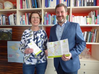 Bcherei St. Christina in Herzebrock
Flyer informiert ber Angebot

Krzlich hat die katholische ffentliche Bcherei St. Christina im Ortsteil Herzebrock einen Flyer herausgebracht. Mit ffnungszeiten, Kontaktdaten und dem in eine Karte eingezeichneten Standort gibt das Informationsblatt einen guten berblick ber das vielseitige Angebot der Bcherei.

Neben Bchern verschiedenster literarischer Genres fr Kinder und Erwachsene, kann man Zeitschriften, Spiele, CDs und sogenannte Tonies ausleihen. Darber hinaus besteht eine gute Zusammenarbeit mit Kindergrten und Grundschulen. Durch Autorenlesungen und weitere Aktionen erweitert das insgesamt 15-kpfige Team um Leiterin Rita Ahlke das Spektrum der Vermittlung von Lesespa und -kompetenz.

Im Frhjahr 2023 hatte Brgermeister Marco Diethelm die Bcherei besucht. Dabei stellte er sein Bilderbuch ?Spielplatzalarm in Herzebrock-Clarholz? vor, in dem die Aufgaben eines Brgermeisters kindgerecht dargestellt werden. Auerdem war der Termin eine gute Gelegenheit, sich ausfhrlich ber die Arbeit der Bcherei zu informieren. Gemeinsam entstand damals die Idee, einen allgemeinen Flyer zu entwerfen, um junge Familien, zum Beispiel im Rahmen des Neugeborenen-Besuchs, ber das Angebot zu Informieren.
Darber hinaus knnte er auch in ffentlichen Bereichen der Gemeinde ausgelegt werden.

?Diesen Flyer hat die Agentur Brill Design mit Untersttzung der Fachstelle ganz nach unseren Wnschen erstellt?, freut sich Rita Ahlke. Die Kosten sind gedeckt worden durch den Eigenetat der Bcherei, bestehend aus Eigenmitteln der Kirchengemeinde als Trgerin.

Auch Brgermeister Marco Diethelm findet den Flyer gut gelungen und betont, dass es wichtig ist, bereits den Kleinen die Freude an Bchern und am Lesen zu vermitteln. ?Als Familienbcherei leitet die Bcherei St. Christina hier hervorragende Arbeit. Die Zahl von fast 4000 Menschen, die im letzten Jahr die Bcherei aufgesucht haben, belegt die gute Resonanz?, so Diethelm. 

Man bekommt das Faltblatt in den Banken, im Kreisfamilienzentrum im von-Zumbusch-Haus, im Rathaus sowie in den Kindergrten und Grundschulen in Herzebrock. Weitere Infos gibt es im Internet unter www.buecherei-herzebrock.de.
