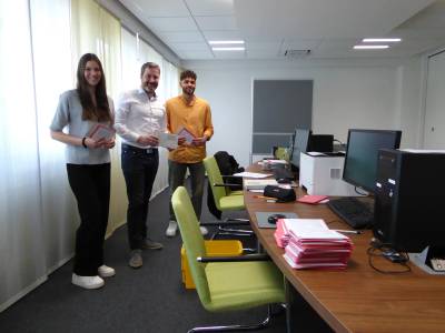 Wahlunterlagen zur Europawahl
Gemeindeverwaltung Herzebrock-Clarholz hat Wahlbenachrichtigungskarten verschickt

Am 9. Juni finden die Wahlen zum Zehnten Europischen Parlament statt. Die Gemeindeverwaltung Herzebrock-Clarholz hat dazu die Wahlbenachrichtigungskarten an alle Wahlberechtigten verschickt. Fr die Whlerinnen und Whler, die ihre Stimme am Wahlsonntag nicht direkt im Wahllokal abgeben mchten oder knnen, besteht die Mglichkeit, Briefwahlunterlagen zu beantragen. 

Fr die Briefwahl muss man den Antrag auf Erteilung eines Wahlscheins, der sich auf der Rckseite der Wahlbenachrichtigungskarte befindet, vollstndig ausfllen und unterschrieben in einem ausreichend frankierten und verschlossenen Briefumschlag an das Wahlamt der Gemeinde Herzebrock-Clarholz senden. Der Antrag auf Erteilung eines Wahlscheins kann aber auch direkt bei der Gemeinde abgegeben oder in den Postkasten am Rathaus eingeworfen werden. Fr den Fall, dass Whlerinnen und Whler die Briefwahlunterlagen auch direkt im Wahlamt abholen mchten, weist die Gemeinde darauf hin, dass Briefwahlunterlagen nur an andere Personen ausgehndigt werden drfen, wenn die Berechtigung zur Empfangsnahme durch Vorlage einer schriftlichen Vollmacht nachgewiesen wird. Die Wahlunterlagen drfen maximal fr vier Personen abgeholt werden. Die Vollmacht kann auf der Rckseite der Wahlbenachrichtigungskarte erteilt werden. Man kann auch direkt im Rathaus die Stimme abgeben. Hierzu ist ebenfalls der Wahlscheinantrag auf der Rckseite der Wahlbenachrichtigungskarte auszufllen.

Im Wahlbro im Rathaus Herzebrock-Clarholz ist ein ganzes Team im Einsatz. Auch die Auszubildenden in der Gemeindeverwaltung Sarah Pinkawa und Enes Erdem untersttzen zur Europawahl das Wahlbro.
Alternativ knnen Briefwahlunterlagen auch per Online-Formular beantragt werden. Hierfr ist der Wahlscheinantrag auf der Internetseite der Gemeinde www.Herzebrock-Clarholz.devollstndig auszufllen. 

Personen, die bis zum 19. Mai 2024 keine Wahlbenachrichtigungskarte erhalten haben, aber der Auffassung sind, wahlberechtigt zu sein, knnen sich beim Wahlamt unter der Telefonnummer 05245-444-166 melden.

Alle Wahllokale am Wahltag sind auch fr Personen mit einer Gehbehinderung und Rollstuhlfahrer zugnglich.

Brgermeister Marco Diethelm findet es wichtig, an der Europawahl teilzunehmen ?Die EU ist die Basis fr Frieden und Wohlstand in Europa. Gemeinsam mssen wir Europa weiterentwickeln. Deshalb wrde ich mich freuen, wenn viele Brgerinnen und Brger ihre Stimme nutzen und sich somit an der Weiterentwicklung Europas beteiligen.?
