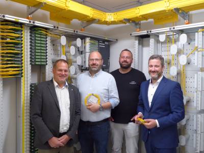 Glasfaserausbau im Auenbereich der Gemeinde Herzebrock-Clarholz in den Startlchern
Tiefbauer beauftragt

Der Glasfaserausbau im Auenbereich der Gemeinde Herzebrock-Clarholz befindet sich derzeit in den Startlchern. Nach einer europaweiten Ausschreibung der notwendigen Tief- und Kabelbauarbeiten konnte die Firma Janning Tiefbau GmbH aus Twist mit der Durchfhrung dieser Verlegearbeiten beauftragt werden. ?Ich freue mich fr alle Anliegerinnen und Anlieger, dass der Glasfaserausbau im Auenbereich in Krze beginnen kann und bis Ende 2025 abgeschlossen sein soll?, uert sich Brgermeister Marco Diethelm. 

Gemeinde, Planungsbro und Tiefbauer stimmen aktuell das weitere Vorgehen sowie die Abfolge der Bauarbeiten ab. ?Die zu verbauenden Materialien sind bestellt. Sobald uns alles vorliegt, knnen wir mit der Baustelle beginnen?, erklrt Hendrik Nykamp, Geschftsfhrer von Janning Tiefbau. Momentan geht er davon aus, dass der Ausbau sptestens Ende August startet. 

Die Anliegerinnen und Anlieger des Auenbereichs werden zeitnah ber den Ablauf der Bauarbeiten informiert. Zustzlich erfolgt mit diesem Schreiben eine Einladung fr vier im Juli und August angebotene Informationsveranstaltungen, in denen der Ausbau erlutert und die Mglichkeit fr Fragen erffnet wird. Gleichzeitig wird die Netzgesellschaft Herzebrock-Clarholz GmbH & Co. KG ihre im Auenbereich angebotenen Tarife vorstellen.

