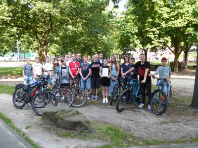 Die ?Fchse? der Klasse 3c der Wilbrandschule in Clarholz nahmen ihre Urkunde und den Gutschein gemeinsam mit der Schulleiterin Claudia Strsser und der Klassenlehrerin Hildegard Ptter-Volz von Brgermeister Marco Diethelm und Klimaschutzmanagerin Caroline Httemann entgegen.