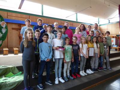 Gewinnerklassen des Schulradelns Herzebrock-Clarholz ausgezeichnet
Urkunden und Eisgutscheine fr zurckgelegte Rad-Kilometer

Die Gemeinde Herzebrock-Clarholz ging in diesem Jahr zum fnften Mal an den Start bei der Kampagne Stadtradeln des Klima-Bndnis. Vom 25. Mai bis 14. Juni konnten alle, die in Herzebrock-Clarholz leben, arbeiten, einem Verein angehren oder eine Schule besuchen, mitmachen und mglichst viele Radkilometer sammeln. 

Insgesamt wurden von 501 Teilnehmenden in 32 Teams 97.828 Kilometer per Rad zurckgelegt. So wurde eine Ersparnis von rund 16,2 Tonnen CO2 bewirkt, indem nicht mit dem Auto gefahren wurde. Die Siegerehrung wird nach dem Sommer stattfinden. 

Die drei Grundschulen der Gemeinde und die von-Zumbusch-Gesamtschule haben sich mit dem Schulradeln in einem eigenen Wettbewerb beteiligt. Krzlich wurden die Siegerklassen der jeweiligen Schule ausgezeichnet. Brgermeister Marco Diethelm und die Klimaschutzmanagerin Caroline Httemann, die die bundesweite Aktion in der Gemeinde organisiert hatte, bergaben persnlich Urkunden und Eisgutscheine an die Klassen, die als Teamleistung die meisten Kilometer an ihrer Schule zurckgelegt hatten. 

Die Erdmnnchenklasse der Bolandschule hat 619 Kilometer per Rad zurckgelegt und damit 103 Kilogramm CO2 im Vergleich zum Autofahren eingespart. Insgesamt haben die Kinder der Bolandschule 2061 Kilometer radeln absolviert.

An der Josefschule wurden 7475 Kilometer Rad gefahren. Dort hat die Klasse 2a mit 1652 Kilometern 274 Kilogramm CO2 eingespart.
Die Wilbrandschule hat gemeinsam ganze 4704 Kilometer erradelt. Die Klasse 3c, die Fchse haben mit 1444 Kilometern zu Gesamtleistung der Clarholzer Grundschule beigetragen. Die Fchse haben somit 240 kg CO2 eingespart. 

Die von-Zumbusch- Gesamtschule hat insgesamt 6833 Kilometer radelnd zurckgelegt. Die Klasse 7b war mit 1819 Kilometern und 302 kg CO2 Einsparung ganz vorn mit dabei.

Brgermeister Marco Diethelm findet das Schulradeln richtig gut. ?Auch Kinder knnen mitmachen und so schon frh etwas zum Klimaschutz beitragen. Gerade fr die jngste Generation ist die Auseinandersetzung mit dem Klimawandel und wie man ihm begegnen kann enorm wichtig. Wenn die ganze Klasse nach der Aktion gemeinsam den Eisgutschein einlsen kann, ist das eine schne Dreingabe.?, so das Gemeindeoberhaupt.

Die Schlerinnen und Schler aller vier Siegerklassen haben im Gesprch mit Caroline Httemann und Brgermeister Diethelm ihr Wissen um das komplexe Thema Klima unter Beweis stellen knnen. ?Das groe Verstndnis und die Wissbegierde der Kinder macht Hoffnung auf eine positive Entwicklung bei der Bewltigung des Klimawandels?, uert die Klimaschutzmanagerin der Gemeinde.


Schulleiter Sebastian Menke und Klassenlehrerin Ruth Buckebrede nahmen gemeinsam mit den Schlerinnen und Schlern der 7b Urkunde und Eisgutschein von Brgermeister Marco Diethelm und Klimaschutzmanagerin Caroline Httemann entgegen. 