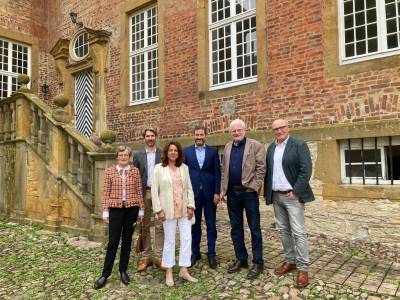 Mietvertrag fr das Museum in ehemaliger Propstei im Kloster in Clarholz
Freundeskreis Propstei Clarholz kann neu durchstarten
Als Vermittlerin zwischen dem Frstenhaus zu Bentheim-Tecklenburg und dem Freundeskreis Propstei Clarholz e.V. trat jngst die Gemeindeverwaltung Herzebrock-Clarholz auf. Jetzt steht die Zukunft des Museums in der ehemaligen Propstei der Prmonstratenser in Clarholz auf neuem Fundament.
Nach zwei Jahren der Unsicherheit, bedingt durch die Kndigung der oberen Rume des Museums durch das Frstenhaus, wurde mit neuem Konstrukt der ?Knigsweg? gefunden. Das alte Duo, Frstenhaus und Freundeskreis, wuchs zum Trio: Die Gemeinde Herzebrock-Clarholz schloss nun mit dem Frstenhaus einen langjhrigen Mietvertrag ber alte und neue Rume im Erdgeschoss. Der Freundeskreis wurde als alter und neuer Mieter ins historische Gebude eingeladen. 
So gelang es dem Freundeskreis, fr die restaurierende Instandsetzung der historischen Rume ffentliche Gelder einzuwerben. Dr. Reinhold Schoppmann, seit Oktober 2023 neuer erster Vorsitzender, dankte Brgermeister Marco Diethelm und Kmmerer Heinz-Dieter Wette fr gutes gemeinsames berlegen und Entscheiden. ?Mitte 2025 soll, so Gott will, das neue alte Museum seine Pforte ffnen, wieder einladen zu Betrachtung, Austausch und Begegnung?, uert sich Schoppmann optimistisch.
