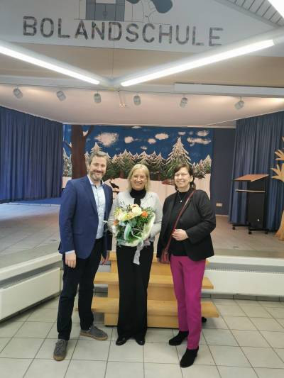 ? Herzlicher Empfang fr die neue Rektorin der Bolandschule ?

Gestern durfte ich gemeinsam mit der Vorsitzenden des Schulausschusses Frau Solveig Poggel als neue Rektorin der Bolandschule begren. Mit einem bunten und frhlichen Empfang haben die Schlerinnen und Schler, das Kollegium sowie Eltern und Gste ihr einen tollen Start bereitet.

Ich wnsche Frau Poggel viel Erfolg und Freude in ihrer neuen Aufgabe ? gemeinsam fr eine starke Schulgemeinschaft! ??