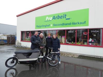 E-Lastenfahrrad der Gemeinde Herzebrock-Clarholz steht ab sofort kostenlos zur Verfgung
Ausleihe am Recyclinghof

Die Gemeindeverwaltung Herzebrock-Clarholz stellt den Brgerinnen und Brgern ab sofort ein kostenloses Lastenrad zur Verfgung.

Das Elektro-Rad kann fr den Transport von grerem Gepck, zum Einkaufen oder durch seinen fest installierten Kindersitz auch fr den Transport des Nachwuchses ausgeliehen werden. Auch wer einfach mal ausprobieren mchte wie sich ein Lastenrad fhrt, hat die Mglichkeit das unkompliziert zu testen. 

?Im Rahmen des Klimaschutzkonzepts mchten wir mit dem Angebot die nachhaltige Mobilitt in der Gemeinde frdern. So ein Lastenrad ist eine gute Mglichkeit der klimaneutralen Fortbewegung. Und mit ein bisschen bung fhrt es sich auch ganz einfach?, informiert Brgermeister Marco Diethelm und ergnzt: ?Ich wrde mich freuen, wenn das Rad hufig genutzt wird.?

Die Vermietung des Lastenrads erfolgt ber den Verein Pro Arbeit durch den Recyclinghof an der Otto-Hahn-Strae 44 in Herzebrock-Clarholz whrend der ffnungszeiten des Secondhand Verkaufs von Montag bis Freitag von 9 bis 17 Uhr und jeden 1. Samstag im Monat von 9 bis 13 Uhr. Das Rad kann fr maximal eine Woche am Stck gegen Vorlage des Personalausweises entliehen werden. Bei der Abholung des Rades gibt es eine Einweisung in die ordnungsgeme Bedienung sowie eine Sicherheitsbelehrung.

Erreichbar ist der Recyclinghof unter der Telefonnummer 05245 921700. 
