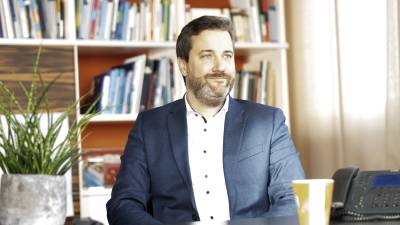 Brgermeister von Herzebrock-Clarholz hlt staatliche Reformen fr notwendig
Marco Diethelm untersttzt bundesweiten Aufruf fr mutige Staatsreform
Die Ereignisse in der Welt berschlagen sich ? Milliardeninvestitionen sollen die Lsung bringen. Doch ohne grundlegende Reformen des Staates wird das Geld nicht die erhofften Ergebnisse liefern. 
Deshalb haben ber 200 Brgermeisterinnen und Fhrungskrfte aus Verwaltung, Politik, Wirtschaft und Zivilgesellschaft den Aufruf ?Fr einen Zukunftsstaat ? Aufruf fr eine mutige Staatsreform? verffentlicht. Marco Diethelm, Brgermeister in Herzebrock-Clarholz untersttzt diesen Aufruf gemeinsam mit dem Bundesvorstand des Netzwerks junge Brgermeister*innen der Bundesrepublik Deutschland e.V..
Die Petition ruft weitere Einzelpersonen und Organisationen aus Politik, Verwaltung, Wirtschaft und Zivilgesellschaft dazu auf, sich anzuschlieen.
Gemeinsam fordern die Unterzeichnenden die kommende Bundesregierung auf, gezielte Reformen umzusetzen, um den Staat handlungsfhiger, digitaler und brgernher zu gestalten. Der Aufruf soll ein klares Signal an die Koalitionsverhandlungen senden: Eine umfassende Staatsmodernisierung muss Prioritt haben. In dem Aufruf heit es ?Der Status quo ist keine Option. Der Staat muss schneller, wirkungsorientierter und handlungsfhiger werden ? um Krisen zu bewltigen, gesellschaftlichen Fortschritt zu ermglichen und das Vertrauen in die Demokratie zu strken.?
Brgermeister Diethelm ist der Meinung, dieser Aufruf kommt keinen Moment zu frh. ?Jetzt ist die Zeit, grundlegende Reformen anzugehen. Das Leben spielt sich vor Ort ab, in den Kommunen: konkret hier in Herzebrock-Clarholz. Wir wollen und mssen leistungsfhig sein. Unsere Gemeindeverwaltung orientiert sich an den Lebenssituationen unserer Brgerinnen und Brger. Mit digitalen und serviceorientierten Prozessen mchten wir den Zugang zu Dienstleistungen erleichtern und Brokratie abbauen. Unser Ziel ist eine moderne Verwaltung, die schnell, transparent und effizient arbeitet. Dafr braucht es eine grundlegende Aufgabenkritik und einen kooperativen Fderalismus, der auch in den Kommunen ankommt. Eben auch hier vor Ort, in Herzebrock-Clarholz. Die Initiative ist eine gute Ergnzung fr den bereits sehr konkreten ?100 Punkte-Plan fr den Neustaat? des heimischen Bundestagsabgeordneten Ralph Brinkhaus.?
Der vollstndige Aufruf und die Liste aller Erstunterzeichnenden sind abrufbar unter: www.reform-staat.org/zukunftsstaat/
Zum Hintergrund:
Entstanden ist der Aufruf im Netzwerk von Re:Form, einer Allianz fr den Staat von morgen. Re:Form bringt Verwaltungspioniere aus Bund, Lndern und Kommunen zusammen. Gemeinsam erproben sie neue Instrumente und Methoden fr eine zukunftsfhige Verwaltung und entwickeln konkrete Reformvorschlge. Re:Form ist eine Initiative der gemeinntzigen Organisation ProjectTogether und wird von der Stiftung Mercator gefrdert.
