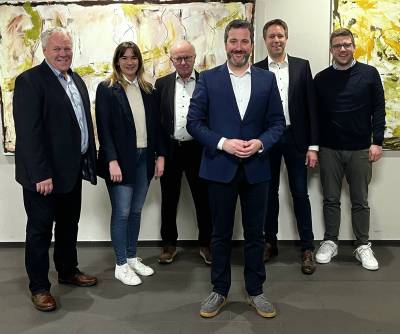 Marco Diethelm strebt dritte Amtszeit als Brgermeister der Gemeinde Herzebrock-Clarholz an
Brgermeister Marco Diethelm wird bei der Kommunalwahl 2025 erneut antreten und sich damit fr eine dritte Amtszeit bewerben. ?Die Arbeit als Brgermeister erfllt mich weiterhin mit groer Freude und Stolz. In den vergangenen neun Jahren konnten wir in unserer Gemeinde viel bewegen und entscheidende Projekte voranbringen. Doch es gibt noch viele Herausforderungen, die wir gemeinsam angehen mssen. Deshalb kandidiere ich erneut, um Herzebrock-Clarholz auch in den kommenden Jahren erfolgreich weiterzuentwickeln?, so Diethelm.
Dabei unterstreicht er seine enge Verbundenheit mit der Gemeinde: ?Mein Platz ist und bleibt in Herzebrock-Clarholz!? Er betont, dass er sich der finanziellen Herausforderungen der Gemeinde bewusst ist und mit Erfahrung sowie innovativen Anstzen dazu beitragen mchte, diese zu meistern. ?Ich will weiterhin fr alle Brgerinnen und Brger ein Ansprechpartner sein, der sich mit Leidenschaft und Gerechtigkeitssinn fr ihre Anliegen einsetzt?, fgt er hinzu.
Diethelm zeigt sich auch dankbar fr die Untersttzung aus der CDU: Der Vorstand des Gemeindeverbandes Herzebrock-Clarholz nominierte ihn einstimmig als ihren Kandidaten. ?Es ist ein groes Zeichen des Vertrauens, das mich motiviert, meine ganze Kraft in den Wahlkampf und die Arbeit fr unsere Gemeinde zu stecken.?
?Viele der Vorhaben, die wir begonnen haben, brauchen Zeit, um vollstndig umgesetzt zu werden. Projekte wie die Digitalisierung der Verwaltung, effektivere Projektumsetzungen und die Strkung von Vereinen und Ehrenamt sind Beispiele fr Themen, die mich auch in den kommenden Jahren antreiben werden. Ich mchte weiter daran arbeiten, unsere Gemeinde enkeltauglich zu machen ? und das mit ganzer Energie.?
CDU-Fraktionsvorsitzender Bernhard Petermann wrdigte Diethelm ausdrcklich: ?Marco Diethelm hat durch seine Ausbildung im Bereich Finanz Management die besten Voraussetzungen, die dringend notwendigen Anstze zu entwickeln um die aktuellen Finanzprobleme, mit denen derzeit alle Kommunen zu kmpfen haben, best mglich zu lsen. Er ist die beste Wahl, um Herzebrock-Clarholz sicher durch diese herausfordernden Zeiten zu fhren.?
Der CDU-Gemeindeverbandsvorsitzende Reinhard Neuhaus uerte sich ebenfalls begeistert: ?Marco Diethelm ist die ideale Besetzung fr dieses Amt. Er bringt Erfahrung, Weitsicht und Engagement mit und hat gezeigt, dass er unsere Gemeinde erfolgreich gestalten kann. Wir freuen uns, ihn auch in den nchsten Jahren als Brgermeister zu untersttzen.?
Bis zum Wahlkampf bleibt der Fokus fr Marco Diethelm klar: ?Ich werde mich weiterhin mit voller Kraft fr Herzebrock-Clarholz und seine Brgerinnen und Brger einsetzen ? und hoffe, dass ich das Vertrauen der Whlerinnen und Whler erneut gewinnen kann.?

