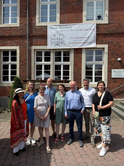 20 Jahre Frderverein Haus Samson ? Danke fr Engagement und Herzblut! ?

Heute haben wir ein besonderes Jubilum gefeiert: Seit 2005 setzt sich der Frderverein Haus Samson fr den Erhalt eines der geschichtstrchtigsten Gebude in Clarholz ein.
Was damals mit viel Mut und einem Darlehen begann, ist heute eine Erfolgsgeschichte ? mit Wirkung weit ber die Gemeindegrenzen hinaus.

Mein besonderer Dank gilt:
? den Grndungsmitgliedern,
? dem heutigen Vorstand,
? den vielen Untersttzer:innen,
? und den beiden Mietern, die das Haus mit Leben fllen ? der Steuerkanzlei Vogel-Pankewitsch und der Knstlergruppe Gruppe 13, die kulturelle Impulse weit ber den Kreis hinaus setzt.

Haus Samson ist heute viel mehr als ein Denkmal ? es ist ein lebendiger Ort fr Geschichte, Kunst und Gemeinschaft.
Herzlichen Glckwunsch an alle, die dazu beigetragen haben!

#HausSamson #Clarholz #Frderverein #Jubilum #KulturErhalten #Gruppe13 #Danke