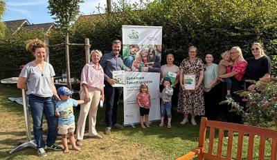 Kindergarten Villa Lindenbaum als ?Haus, in dem Kinder forschen? zertifiziert

Am letzten Tag der Sommerferien wurde der Kindergarten Villa Lindenbaum in Herzebrock-Clarholz offiziell als ?Haus, in dem Kinder forschen? ausgezeichnet. Zahlreiche Gste folgten der Einladung zur feierlichen bergabe der Zertifizierungsplakette.

Nach der Begrung durch Kindergartenleiterin Kristin Jaschke berreichte Brgermeister Marco Diethelm gemeinsam mit Ingrid Weitzel vom Bildungsbro des Kreises Gtersloh die Auszeichnung.

?Die Zertifizierung ist eine wertschtzende Anerkennung fr die hervorragende Arbeit des gesamten Teams der Villa Lindenbaum. Sie zeigt, wie wichtig es ist, Kinder schon frh fr das forschende Lernen zu begeistern und damit die Grundlagen fr ihre Zukunft zu legen?, betonte Brgermeister Diethelm in seiner Ansprache.

Die Zertifizierung besttigt, dass in der Villa Lindenbaum ein pdagogisches Umfeld geschaffen wird, in dem neugieriges, altersgerechtes Forschen und Entdecken im Mittelpunkt steht. Anlsslich der Feierlichkeiten konnten Eltern und Gste an verschiedenen Forschertischen erleben, wie Kinder sich spielerisch mit Naturwissenschaften, Technik und Mathematik auseinandersetzen.

Mit dieser Auszeichnung setzt die Villa Lindenbaum ein starkes Zeichen fr die frhkindliche MINT-Bildung und leistet damit einen wichtigen Beitrag zur Bildungsqualitt in unserer Gemeinde.