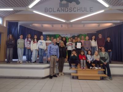 Auszeichnung frs Schulradeln 2025

Herzlichen Glckwunsch an die fleiigen Radlerinnen und Radler unserer Grundschulen! ?
Die Klasse 4a der Josefschule hat mit beeindruckenden 1.550 Kilometern den 1. Platz beim diesjhrigen Schulradeln Herzebrock-Clarholz errungen ?? ? und dabei 254 kg CO? eingespart! ?
Den 2. Platz sicherte sich die 4b der Bolandschule mit tollen 309 Kilometern. ?

Zur Belohnung gab?s Urkunden und Eisgutscheine ? ? berreicht von unserer Klimaschutzmanagerin Monique Mitzko und mir.

Ich freue mich sehr ber das Engagement der Kinder ? denn:

?Es ist wichtig, dass Kinder lernen, selbststndig zur Schule zu kommen ? und wenn viele mit dem Fahrrad oder zu Fu unterwegs sind, wird es fr alle sicherer.? ????????

Ein tolles Beispiel, wie Klimaschutz Spa machen kann! ??

#HerzebrockClarholz #Schulradeln #Stadtradeln #Klimaschutz #Fahrradfahren #GemeinsamStark #Josefschule #Bolandschule #TeamHerzebrockClarholz #RadelnFrsKlima