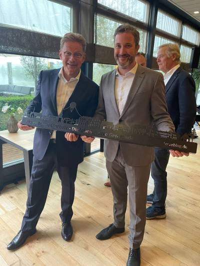 ??? Verabschiedung in unserer niederlndischen Partnerstadt Steenwijkerland

Nach acht Jahren im Amt wurde Rob Bats, Brgermeister von Steenwijkerland, feierlich verabschiedet. Ich durfte die Gemeinde Herzebrock-Clarholz bei der Veranstaltung in Giethoorn vertreten und ihm im Namen unserer Gemeinde eine ?Skyline? von Herzebrock-Clarholz aus Metall als Erinnerung berreichen.

Ich habe die Zusammenarbeit mit Rob nicht nur sehr geschtzt ? im Laufe der Jahre ist daraus auch eine Freundschaft geworden. ?
Ich wnsche ihm fr die Zukunft alles Gute und hoffe, dass wir uns bald wiedersehen.

Zugleich gab es viele gute Gesprche darber, wie wir unsere Stdtepartnerschaft knftig weiterentwickeln knnen. Ich freue mich schon auf den Austausch mit seinem Nachfolger! ?????

#HerzebrockClarholz #Steenwijkerland #Stdtepartnerschaft #EuropaVerbindet #Freundschaft #Brgermeister #GemeinsamStark