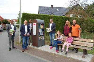 Netzgesellschaft Herzebrock-Clarholz, Westenergie und Gemeinde erffnen runderneuerten Standort zum Tauschen und Schmkern

Ein nigelnagelneuer Bcherschrank steht am Kleikamp 4 in Herzebrock-Clarholz. An derselben Stelle stand zuvor bereits ein Bcherschrank. Der wurde in der Nachbarschaft sehr gut angenommen. Wind und Wetter hatten dem ausrangierten Hngeschrank arg zugesetzt, so dass er als Bibliothek im Grnen nicht mehr zu gebrauchen war. Eine Anfrage von Sabrina Eustergerling bei Brgermeister Marco Diethelm, ob die Gemeinde da nicht helfen knne, fhrte jetzt zu einem tollen Erfolg.

Mit dem Energieunternehmen Westenergie und der Netzgesellschaft Herzebrock-Clarholz (NHC) waren schnell Untersttzer fr ein robustes und freilufttaugliches Modell gefunden. Der gemeindliche Bauhof hat den Boden rund um den Schrank gepflastert, damit der Standort allzeit gut zugnglich ist. 

Der neue Westenergie Bcherschrank bietet rund um die Uhr Lesestoff fr Literaturfreunde. Sabrina Eustergerling und Sebastian Eweler engagieren sich jetzt als offizielle, ehrenamtliche Bcherpaten. Sie schauen wie gewohnt regelmig nach dem Rechten. Fr besonderen Komfort haben sie auch gesorgt und eine Sitzbank zum ausgiebigen Schmkern aufgestellt. 

Zustzlich zu den bereits vorhandenen Bchern gab es von Westenergie gleich noch einen Stapel Lesestoff dazu. Auch Brgermeister Marco Diethelm, Thorsten Hildebrandt, der fr Herzebrock-Clarholz zustndige Kommunalmanager der Westenenergie sowie die beiden Geschftsfhrer der NHC Heinz-Dieter Wette und Bernd Kerner stellten unter Einhaltung der geltenden Hygiene- und Abstandsmanahmen ein paar persnliche Bcher ein. 

Der Bcherschrank ist ein attraktives Angebot, mit dem wir den ffentlichen Raum in Herzebrock-Clarholz beleben und die Kultur des Teilens untersttzen. Ich bin mir sicher, dass der Treffpunkt am Kleikamp damit bestens ausgestattet ist. Menschen kommen ins Gesprch und das ist schn, sagt Brgermeister Marco Diethelm. Thorsten Hildebrandt von Westenenergie erklrt: Als Partner der Kommunen kmmern wir uns nicht nur um das Stromnetz und die Straenbeleuchtung, sondern engagieren uns auch darber hinaus in den Gemeinden. Ich freue mich, dass wir als Partner der Kommune das Miteinander in Herzebrock-Clarholz untersttzen knnen und die kulturelle Infrastruktur im lndlichen Raum verstrken. Auch Bernd Kerner von der NHC ist begeistert. Wir sind in der Gemeinde fr die zuverlssige Versorgung mit Glasfaser bekannt. Neben schnellem Internet gehrt fr viele Menschen aber auch das entspannte Lesen guter Bcher nach wie vor zu einem ausgeglichenen Leben in der heutigen Zeit. Insofern untersttzen wir den Bcherschrank in Herzebrock-Clarholz ausgesprochen gern.

Der Schrank besteht aus wetterfestem Cortenstahl. Die Tren schlieen selbstttig, so dass die Bcher immer vor Regen geschtzt sind. Das untere Fach ist fr Kinderbcher gedacht, damit die Kleinen die Bcher auch gut erreichen knnen. Insgesamt haben etwa 180 bis 200 Bcher Platz. Die Kosten fr die Aufstellung des Bcherschranks teilen sich Westenergie und die NHC. 

Insgesamt hat Westenergie in Deutschland bereits 256 Bcherschrnke in den letzten zehn Jahren aufgestellt und Literaturfreunde damit begeistert. Der neue Schrank in Herzebrock-Clarholz ist der 257. Die beliebten Tauschmbel stehen im gesamten Versorgungsgebiet der Westenergie vom niederschsischen Twist im Norden bis zum rheinland-pflzischen Worms im Sden, vom nordrhein-westflischen Alsdorf im Westen bis zum weserberglndischen Beverungen im Osten. Weitere Infos zu den Westenergie Bcherschrnken sowie eine bersicht aller Standorte finden Interessierte auf www.westenergie.de/buecherschraenke.

Neben der Energieversorgung engagiert sich Westenergie in ihren Partnerkommunen traditionell in den Bereichen Sport, Kultur, Soziales, Klimaschutz und Bildung. ber Sponsorings und Kooperationen untersttzt das Unternehmen sowohl kleine Initiativen als auch groe Vereine, um mit den Menschen vor Ort auch auf gesellschaftlicher Ebene gemeinsam die Zukunft zu gestalten. Alleine ber die Mitarbeiterinitiative Westenergie aktiv vor Ort konnten bereits mehr als 10.000 ehrenamtliche Projekte umgesetzt werden.

Die Netzgesellschaft Herzebrock-Clarholz ist mit jeweils 50 Prozent Beteiligung ein Gemeinschaftsunternehmen der Gemeinde Herzebrock-Clarholz und der Stadtwerke Gtersloh. Als regionale Gesellschaft sorgt die NHC fr eine sichere und nachhaltige Energieversorgung des gesamten Gemeindegebiets. Zudem treibt die NHC den Glasfaserausbau in Herzebrock und Clarholz stark voran und ist auch im Bereich Telekommunikation ein zuverlssiger Ansprechpartner vor Ort. Seit 2018 baut die NHC das Glasfasernetz in der Gemeinde bereits aus. Schon seit 2019 profitieren die ersten Privat- und Gewerbekunden in den Ortsteilen Herzebrock und Clarholz vom schnellen Internet 
