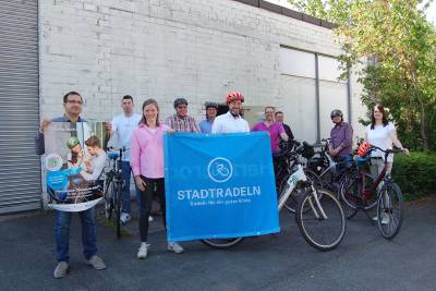 Die Klimaschutzmanagerin der Gemeinde, Caroline Httemann und Brgermeister Marco Diethelm halten das Banner des Stadtradelns hoch. Mit dabei sind Kolleginnen und Kollegen vom Verwaltungsteam, das auch in diesem Jahr wieder an den Start geht. 