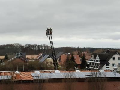 Der Austausch mit der Freiwilligen Feuerwehr ist mir und der Verwaltung sehr wichtig. Besonders eindrcklich sind natrlich die Termine, bei denen uns die Technik ganz konkret gezeigt wird. Hier durften wir zum Beispiel einen Eindruck gewinnen, wie die neue Drehleiter funktioniert und wie sie im Ernstfall genutzt wird. Ich bin immer wieder beeindruckt!