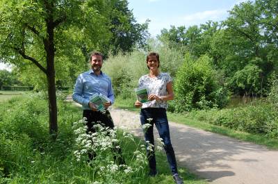 Tipps fr einen insektenfreundlichen Garten
Neue Broschre der Gemeindeverwaltung Herzebrock-Clarholz

32 Seiten stark ist eine neue Broschre aus der Abteilung Umwelt der Gemeinde Herzebrock-Clarholz. Sie heit: Tipps fr einen insektenfreundlichen Garten  Informationen fr eine Zukunft mit mehr Biodiversitt in den Grten unserer Gemeinde. Anhand zahlreicher Bilder illustriert der Ratgeber was es mit den Bienen, Hummeln, Schmetterlingen und Co hinsichtlich des kologischen Gleichgewichts auf sich hat. 

Es ist gar nicht so schwer, aus dem eigenen Garten einen Erlebnisraum zu machen, in dem sich viele verschiedene Pflanzen und Tiere wohl fhlen, sagt Gaby Hft, die die Broschre mageblich gestaltet hat und inzwischen im Ruhestand ist. Um diesen Raum zu schaffen, empfiehlt sie den Garten mglichst extensiv zu pflegen. Das heit, neben den bewusst gepflanzten Bumen, Struchern, Stauden und anderen Pflanzen darf zunchst auch wachsen, was sich spontan dort angesiedelt hat. Aber zum Erhalt der Pflanzenvielfalt mssen Gartenbesitzerinnen und -besitzer auch immer wieder eingreifen und die sich stark ausbreitenden Pflanzen zurckschneiden oder ganz entfernen. Hier sollte allerdings mit Bedacht gearbeitet werden, empfiehlt Hft: Man sollte berlegen, ob jede vielleicht unerwnschte Pflanze sofort entfernt werden muss. Oder kann man sie vielleicht dulden oder aber erst nach der Blte entfernen? Ebenso kann man berlegen, ob verholzte Stngel von Stauden ber den Winter erhalten werden knnen, damit Insekten darin Unterschlupf finden oder von Insekten abgelegte Eier berdauern und sich im Frhjahr entwickeln knnen. 

Die Broschre gibt neben der Erluterung kologischer Zusammenhnge auch Hinweise, was bei der Auswahl von Gartenpflanzen oder bei der Pflege von extensiven Rasenflchen beachtet werden sollte. 

Die groe Vielfalt an Pflanzen, Tieren und Strukturen macht die Grten lebendig und man kann sie mit allen Sinnen erleben. So erfreuen wir uns an den vielen verschiedenen Blten und Dften der Pflanzen. Auerdem macht es Spa, den Insekten bei der Bestubung und den Vgeln bei der Futtersuche, beim Trinken oder beim Baden in der Vogeltrnke oder im Teich zuzuschauen, findet Gaby Hft.

Auch Brgermeister Marco Diethelm ist berzeugt, dass es sich lohnt, die Natur mit verschiedenen Manahmen zu frdern. In den Klostergrten legen wir zum Beispiel seit Jahren Wert auf regionaltypische Obstbume. Das herabgefallene Obst darf brigens gern gegessen werden. An den Bumen angebrachte Schilder weisen auf die jeweilige Sorte hin. Beim Mhen der Wiesen achten wir darauf, dies nicht zu oft zu tun und gern lassen wir Blhstreifen fr Insekten auch an den Straenrndern in Herzebrock-Clarholz stehen. Ich wrde mich sehr freuen, wenn die neue Broschre interessierten Brgerinnen und Brgern neue Impulse liefert.

Die kostenlose Broschre liegt im Rathaus zum Mitnehmen aus. Auerdem steht sie als Downloadversion auf der Internetseite www.herzebrock-clarholz.de in der Rubrik Bauen, Umwelt und Wirtschaft zur Verfgung.
