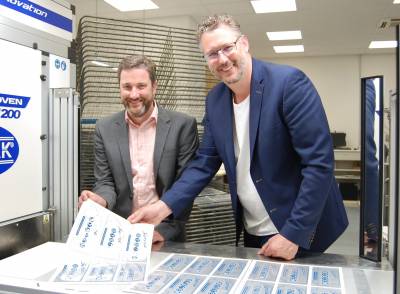 Brgermeister vor Ort
Marco Diethelm besucht Firma Wulfert in
Herzebrock-Clarholz

Brgermeister Marco Diethelm schaut gern hin und
wieder persnlich bei den Unternehmen in der
Gemeinde Herzebrock-Clarholz vorbei. Whrend einer
langen Coronapause haben die Firmenbesuche leider
nur eingeschrnkt stattfinden knnen, bedauert er.
Umso schner, dass ich mir jetzt wieder das ein oder
andere Unternehmen selbst ansehen kann, so der
Brgermeister. Die Bandbreite der Betriebe in unserer
Gemeinde ist beachtlich, es gibt immer wieder Neues
und im persnlichen Gesprch direkt vor Ort erfahre ich
wichtige Details, die vom Schreibtisch aus nicht
erkennbar sind, so Diethelm weiter.

Einer der letzten Vor-Ort-Termine war beim
Familienunternehmen Wulfert, das als kleine Druckerei
ursprnglich in Herzebrock-Clarholz gegrndet wurde,
lange Zeit in Rheda-Wiedenbrck ansssig war und
2020 in der Mhlerstrae 36 optimale Bedingungen fr
die mittlerweile groen Gerte und Druckmaschinen
sowie die 15-kpfige Belegschaft gefunden hat. Hier
werden jetzt Sieb- und Digitaldrucke fr
Beschriftungen, Fotos und Aufkleber, fr Schilder und
groe Werbeflchen, Planen und Banner auf den
verschiedensten Materialien und Oberflchen gefertigt.
Eine besondere Veredlungstechnik ist das sogenannte
Doming, bei dem mit einer Gieharzbeschichtung die
sthetische Wirkung verstrkt wird.

Firmeninhaber Kai Wulfert fhrte das
Gemeindeoberhaupt durch die Rume des
Produktionsstandorts und gab Einblick in die
unterschiedlichen Verfahren und Ablufe. Der
Brgermeister hat sich auch vom Potential weiterer,
bislang ungenutzter Brorume in der oberen Etage
berzeugt. Die knnte man etwa als Co-Working-Space
nutzbar machen, erwhnt Wulfert. Der Brgermeister
hatte tatschlich bereits Anfragen nach solchen
Mglichkeiten vor Ort von Selbstndigen, die nicht von
zuhause aus arbeiten mchten. Ob es passt, wird man
sehen, aber dies ist ein gutes Beispiel dafr, was sich
aus einem Firmenbesuch ergeben kann, so Diethelm.