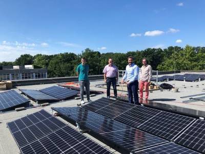 Es freut mich sehr, dass das Projekt Photovoltaik gut voranschreitet!
Photovoltaikanlagen der Gemeinde Herzebrock-Clarholz
Mit Solarstrom unabhngiger und klimafreundlicher
Die Gemeinde Herzebrock-Clarholz geht zgig voran bei der Installation von Photovoltaikanlagen auf den Dchern kommunaler Gebude.
Aktuell nutzt die Gemeinde die Zeit der Sommerferien aus, um die Dcher der von- Zumbusch-Gesamtschule mit Photovoltaikmodulen zu bestcken. Aktuell nutzt die Gemeinde die Zeit der Sommerferien aus, um die Dcher der von-Zumbusch-Gesamtschule mit Photovoltaikmodulen zu bestcken. Es ist gut, dass wir nun eigene Anlagen haben, sagt Brgermeister Marco Diethelm und ergnzt, dass die Verwaltung die Politik im Jahr 2021 berzeugen konnte, die Anlagen zu bauen. Wie sich herausstellt, ist dies zum passenden Zeitpunkt erfolgt, da wir jetzt unabhngiger von der aktuellen Entwicklung der Energieversorgung sind, stellt Diethelm fest. Wir sparen auerdem Geld, weil der selbsterzeugte Strom nicht zugekauft werden muss und somit Stromkosten fr die Gemeinde vermieden werden. Rund 32 Cent pro Kilowattstunde werden damit eingespart, erlutert das Gemeindeoberhaupt.
Die Photovoltaikanlagen werden auf drei Dchern der Schule installiert. Auf der Mensa sind es 144 Module mit 58,3 Kilowattpeak (kWp) Leistung, auf dem Neubau stehen 214 Module mit 86,6 kWp auf dem roten Anbau befinden sich 96 Module mit 38,8 kWp. Die Montage der Module fand in den Sommerferien statt. Es fehlen noch Wechselrichter und die Schaltanlage des Trafos. Letztere wird voraussichtlich im Oktober montiert, so dass die Anlagen noch in diesem Jahr in Betrieb genommen werden knnen.
Im Anschluss soll die Klranlage mit Photovoltaik ausgestattet werden. Dort sind es zwei Anlagen. Auf dem Haupthaus und auf dem Maschinenhaus zusammen werden 151 Module mit insgesamt 61,15 Kilowattpeak installiert.
Marco Schrder, stellvertretender Leiter der Gemeindewerke sagt dazu: Den Gemeindewerken ist ein nachhaltiger Umgang mit Energie schon immer wichtig gewesen. Beispielsweise ist die Klranlage seit dem Umbau 2019 unabhngig von Gaslieferungen. Mit der dortigen Photovoltaikanlage sichern wir die Stromversorgung zu einem kalkulierbaren Preis fr die Zukunft.
Markus Wallmeyer, Solarfachberater fr Photovoltaikanlagen und Elektroplaner vom Ingenieurbro Con Tec GmbH aus Gtersloh ist zusammen mit Marco Schrder dabei, weitere ffentliche Gebude fr die Nutzung von Photovoltaik zu prfen. Der Experte fhrt derzeit Studien durch, inwieweit die Grundschulen, der St. Michaelkindergarten, das Feuerwehrgertehaus Quenhorn, das Jugendhaus Klein Bonum, die Friedhofskapelle an der Gtersloher Strae, das Feuerwehrgertehaus Mhler sowie die Unterkunft in der Mhlerstrae mit PV-Anlagen und Batteriespeichern bebaut werden knnen. Auerdem wird die Mglichkeit von Freiflchenanlagen fr das Klrwerk in Herzebrock sowie das Hauptpumpwerk in Clarholz geprft. Es werden verschiedene Varianten in Bezug auf Wirtschaftlichkeit, technische Machbarkeit und Klimaschutzaspekte miteinander verglichen: maximale Belegung der Dachflche, eine Anlage mit Speichertechnologie zur ausschlielichen Deckung des Eigenverbrauchs und Kombinationen aus beidem. Auch Frdermglichkeiten werden bei den berlegungen einbezogen. Im Sptsommer sollen die Ergebnisse der Studie im Betriebsausschuss vorgestellt werden. Fr die Planungsleistungen hat die Gemeinde Frdermittel des Landes Nordrhein-Westfalen aus dem Programmbereich Klimaschutztechnik in Hhe von 120.000 Euro fr insgesamt elf Anlagen zugesichert bekommen.
Die Klimaschutzmanagerin der Gemeinde, Caroline Httemann, freut sich, dass nicht nur Ziele festgelegt, sondern an deren Umsetzung ganz konkret gearbeitet wird. Mit dem Bau der Photovoltaikanlagen kommt die Gemeinde einem wichtigen Ziel aus dem Klimaschutzkonzept ein gutes Stck nher: In den gemeindeeigenen Einrichtungen soll der gesamte Strombedarf selbst erzeugt werden. Httemann bilanziert, dass schon mit den Anlagen auf den Dchern der Gesamtschule insgesamt 88,12 Tonnen CO2-quivalente pro Jahr vermieden werden. Fr eine Kilowattstunde netzbezogenen Strom aus konventionellen Quellen rechnet man 560 Gramm CO2-quivalente, die ausgestoen werden. Durch gebudenah erzeugten Strom aus Photovoltaik entstehen hingegen keine Emissionen.