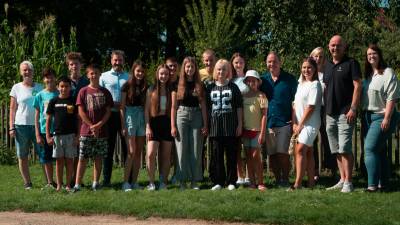 Resilienz-Training fr geflchtete Kinder in Herzebrock-Clarholz
Gesammelte Spenden der Tischlerei Grimm gut investiert

Die Gemeindeverwaltung Herzebrock-Clarholz hat fr insgesamt 43 aus der Ukraine geflchtete Kinder und Jugendliche ein Resilienz-Training organisiert. 17 jngere Kinder im Alter von sechs bis zehn Jahren, 16 Kinder von elf bis 15 Jahren und zehn Jugendliche zwischen 16 und 18 Jahren haben gruppenweise am 11., 12. beziehungsweise 13. August an diesem vierstndigen Selbstbehauptungskurs teilgenommen.

Die Kurse konnten mit Untersttzung der Tischlerei Grimm realisiert werden, die durch den Verkauf von Holzuntersetzern mit Friedensmotiv Spendengelder fr ukrainische Flchtlingskinder gesammelt hat. Von diesen Spendengeldern wurden jetzt 1.400 Euro in die Kurse investiert.

Brgermeister Marco Diethelm betont die Wichtigkeit solcher Angebote. Der Krieg in der Ukraine hat viele traumatische Erlebnisse zur Folge. Dies spielt im Leben hier vor Ort natrlich eine Rolle. Konflikte zwischen russisch- und ukrainischstmmigen Menschen gibt es auch in Herzebrock-Clarholz. Gerade die Kinder und Jugendlichen bentigen unsere Hilfe. Sie mssen die Mglichkeit haben, ber den Krieg und Ihre Probleme zu sprechen.

Verena Mller von Drachenstark-Coaching konnte mit der groen Erfahrung aus ihrer Ttigkeit mit Kindern und Jugendlichen den jungen Ukrainerinnen und Ukrainern viele Hilfsmittel an die Hand geben, ihr Selbstbewusstsein zu strken und einen respektvollen Umgang untereinander zu leben. Die jungen Menschen bekamen Rstzeug vermittelt, berfordernden Konfliktsituationen besser gegenberzutreten. Eine Dolmetscherin war dabei behilflich.

Vielen Dank allen Beteiligten und besonders auch die Tischlerei Grimm, die mit ihrem Engagement dieses tolle Angebot erst mglich gemacht haben, sagt Brgermeister Marco Diethelm.

