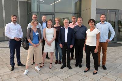 Info-Veranstaltung zum Thema Photovoltaik sehr gut besucht
Weitere Informationen stehen im Internet zur Verfgung

Unter dem Motto Selfmade-Strom vom Firmendach hatten sich rund 180 Unternehmerinnen und Unternehmer beim gemeinsamen Info-Termin der Gemeinden Herzebrock-Clarholz und Langenberg sowie der Stadt Rheda-Wiedenbrck und der Landesgesellschaft NRW.Energy4Climate in der Stadthalle Rheda-Wiedenbrck informiert.

Dies zeigt das enorm gesteigerte Interesse an erneuerbaren Energien insbesondere seit dem Beginn des Ukraine-Kriegs. Unternehmen, die einen Teil ihres Energiebedarfs nicht durch fossile Energietrger decken knnen, haben zurzeit einen groen wirtschaftlichen Vorteil bilanziert Marco Diethelm, Brgermeister von Herzebrock-Clarholz. 

Whrend der Veranstaltung wurden zunchst grundlegende Kenntnisse ber den Mehrwert einer Photovoltaikanlage, sowie Auslegung, Wirtschaftlichkeit und Statik vermittelt. Auerdem wurden verschiedene Stromvermarktungs- und Betreibermodelle vorgestellt. Rdiger Brechler, Experte fr die Themen Photovoltaik und Elektromobilitt und Geschftsfhrer der EANRW GmbH, erluterte den Teilnehmern die theoretischen Grundlagen, whrend Markus Schierl von der Firma Solartechnik Schierl aus der Praxis berichtete. Zwischen den Themenblcken wurden viele Fragen aus dem Publikum diskutiert. Insbesondere die Frage nach der wirtschaftlichsten Einspeiseoption und der Nutzung von Speichern interessierte die Teilnehmer. Die Experten erluterten auch ganz aktuelle Themen wie Notstromfhigkeit von Speichern und bidirektionales Laden. 

Die Veranstaltung hat eindeutig gezeigt, dass die Installation einer Photovoltaikanlage eine zeitgeme unternehmerische Manahme entspricht, die konomie und kologie in Einklang bringen kann, sagt Rheda-Wiedenbrcks Wirtschaftsfrderer Sebastian Czoske 

Im Hinblick auf die Planung einer Photovoltaikanlage betonte Petra Schepsmeier von Energy4climate: Auch, wenn der Weg zur eigenen Photovoltaikanlage aufgrund von Materialknappheit und Fachkrftemangel derzeit lang sein kann, lsst sich die Wartezeit sinnvoll nutzen.

Dabei mchten die drei Kommunen die ortsansssigen Unternehmen gerne untersttzen. Bei Rckfragen stehen daher Wirtschaftsfrderer Sebastian Czoske fr die Stadt Rheda-Wiedenbrck, Jrg Moselage fr die Gemeinde Langenberg und Klimaschutzmanagerin Caroline Httemann fr die Gemeinde Herzebrock-Clarholz gerne zur Verfgung. 

Auf der Internetseite www.herzebrok-clarholz.de finden Interessierte im Bereich Klimaschutz auerdem Info-Flyer und weitere Beratungsangebote zum Thema Photovoltaik auf Unternehmensdchern. 

Caroline Httemann steht fr Fragen unter der Emailadresse c.huettemann@herzebrock-clarholz.de und per Telefon 05245 444 232 gern zur Verfgung.
