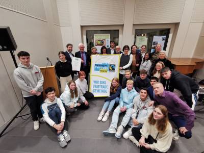 Ich freue mich sehr ber diese Auszeichnung und danke allen Beteiligten!

Herzebrock-Clarholz ist Fairtrade-Town 
Auszeichnungsfeier am Mittwoch, 14. Dezember 2022

Fairer Handel und Nachhaltigkeit sind wichtige Themen, deshalb hatte die Gemeinde Herzebrock-Clarholz im vergangenen Jahr beschlossen, Fairtrade-Town zu werden. Um sich offiziell so nennen zu drfen, musste sich die Gemeinde mit dem Nachweis verschiedener Kriterien bewerben. Erfolgreich, denn im Oktober kam die Nachricht von Fairtrade Deutschland ber die positive Prfung der Bewerbung. 

Global denken, lokal handeln. Dieser Slogan besagt, dass wir unseren Teil zu einer gerechteren Welt beitragen knnen. Fairer Handel und faire Beschaffung sind die Grundlagen fr ein ausgeglicheneres, weltweites Miteinander. Kommunen, die sich dem Fairtrade-Gedanken verschrieben haben, tragen ihren Teil dazu bei, ihrer Verantwortung in einer globalisierten Welt gerecht zu werden sagt Brgermeister Marco Diethelm und ergnzt ich freue mich sehr, dass wir dies in Herzebrock-Clarholz mit dem Titel Fairtrade-Town jetzt auch nach auen zeigen knnen.

Zur offiziellen berreichung der Urkunde im Atrium der von-Zumbusch-Gesamtschule ist eigens der Fairtrade-Ehrenbotschafter Manfred Holz angereist.

Bereits 2021 konnte die Verwaltung mit Mitteln des Bundesministeriums fr wirtschaftliche Zusammenarbeit und Entwicklung ber die Servicestelle Kommunen in der Einen Welt eine professionelle Begleitung gewinnen. Durch Dr. Anke Butscher von der Agentur Corsus in Hamburg wurde die Idee der Fairtrade-Kampagne erst im Ausschuss fr Jugend, Familien, Senioren und Soziales vorgestellt. Nach entsprechendem Ratsbeschluss, Fairtrade-Town werden zu wollen, gab spter es einen Workshop mit Beteiligung verschiedenster Bereiche aus Institutionen, Vereinen, Handel, Bildung, Politik und Verwaltung.

Im November 2021 wurde die sogenannte Steuerungsgruppe gegrndet, die das Thema Fairtrade in der Gemeinde lenken soll. Mit Leben fllen mssen das die Brgerinnen und Brger jedoch selbst, so Brgermeister Diethelm und erlutert: Wir sind Fairtrade-Kommune, weil wir Akteure aus der Zivilgesellschaft, dem Einzelhandel und der Gastronomie sowie aus der Verwaltung haben, die sich fr fairen und nachhaltigen Handel einsetzen. Schon frh hat sich gezeigt, dass in Herzebrock-Clarholz dafr ein groes Interesse besteht. Insbesondere die langjhrige Erfahrung des kumenischen Arbeitskreises Eine Welt ist Gold wert.

Wichtige Partnerin bei der Erreichung des Ziels war auch die von-Zumbusch-Gesamtschule. Leiterin Sabine Hengstenberg und Lehrerin Anne Fallner-Ahrens haben im Steuerungsdienst prgende Akzente gesetzt. Bei der Auszeichnungsfeier haben Schlerinnen und Schler der AG Global Learning mit Lehrerin Laura Rochell selbst gemachte Plakate vorgestellt und damit interessante Einblicke zum Fairtrade-Gedanken gegeben. Zustzlich war das Service-Team der Schule beim Catering im Einsatz.

Mit dem Titel kann sich die Steuerungsgruppe im nchsten Jahr auf den Weg machen, den Fairtrade-Gedanken mit Aktionen und Veranstaltungen weiter zu bekannt zu machen. Schon mit dem Kauf von fair gehandeltem Kaffee oder Tee sowie dem Verzehr fair produzierter Bananen knnen wir hier bei uns etwas zu besseren Lebensbedingungen in den Herkunftslndern beitragen, da die Produzenten dort einen gerechten Lohn fr ihre Arbeit erhalten, erklrt Marita Feldmann vom kumenischen Arbeitskreis Eine Welt als Sprecherin der Steuerungsgruppe.

Wer Fragen oder Anregungen zum Thema Fairtrade-Town hat, kann sich gern mit Anja Valentien, im Rathaus fr Marketing zustndig, unter der Telefonnummer 05245  444 217 oder A.Valentien@herzebrock-clarholz.de in Verbindung setzen.



Hintergrundinformationen

Mitglieder der Steuerungsgruppe

	von-Zumbusch-Gesamtschule, Schulleiterin Sabine Hengstenberg und Anne Fallner-Ahrens 
	kumenischer Arbeitskreis Eine Welt, Marita Feldmann 
	Politik, Petra Lakebrink und in Vertretung Reyna Baum und Gisela Ginten-Hoffmann
	Einzelhandel, Ute Badaoui-Daut und Ferdinand Daut vom 5. Zimmer
	Kolpingfamilie Herzebrock und Clarholz, Stefan Jeska 
	Gemeinschaft fr Natur- und Umweltschutz (GNU), Lothar Schfer
	Gemeindeverwaltung Klimaschutzmanagerin Caroline Httemann und Anja Valentien vom Gemeindemarketing
Untersttzerinnen und Untersttzer aus dem Einzelhandel

	5. Zimmer, Ute Badaoui-Daut und Ferdinand Daut
	Parfmerie Mensing, Gudrun Mensing
	Collins Jeans und Mode, Stefanie Reckord
	Horstktter Herrenmode, Markus Horstktter

Durch ihr Sortiment mit einer Reihe von Fairtrade Produkten ohnehin dabei

	REWE in beiden Ortsteilen 
	ALDI in beiden Ortsteilen
	Netto
	dm
Untersttzerinnen und Untersttzer aus der Gastronomie

	Cheers, Jeroen Hemme
	Reckmanns, Gabrille Schuurman
	Klosterbckerei Mllenbrock, Susanne Mllenbrock
	Hofladen Biohof Pavenstdt-Westhof, Julia Pavenstdt-Westhoff
Untersttzerinnen und Untersttzer aus der Zivilgesellschaft
	kumenischer Arbeitskreis Eine Welt
	Von-Zumbusch-Gesamtschule
	Kolpingfamilie Herzebrock und Clarholz


Weiteres Engagement fr den Fairtrade-Gedanken in Herzebrock-Clarholz
	Pflegewohnheim St. Josef
	Evangelische Vershnungsgemeinde und Katholische Pfarrgemeinde St. Christina
	Hofladen Wstmann

