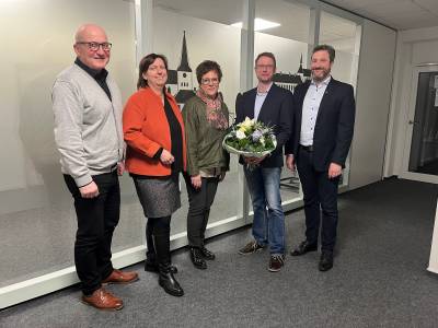 Vielen Dank, Sabine Hengstenberg, 
herzlich willkommen, Sebastian Menke!

Im Schulausschuss durfte ich den neuen Schulleiter der von-Zumbusch-Gesamtschule begren.
Hier auf dem Bild gemeinsam mit Wilhelm Towara, dem Fachbereichsleiter fr Schule, Sport, Kultur, Familie, Soziales und Ordnung, der Ausschussvorsitzenden Gisela Ginten-Hoffmann und der langjhrigen Schulleiterin Sabine Hengstenberg.
Ich habe Herrn Menke als kompetenten, engagierten und zukunftsorientierten Menschen kennengelernt und freue mich, dass er im Februar seine neue Position in der Gemeinde antreten wird. Eine wichtige und verantwortungsvolle Aufgabe. Ich freue mich auf die gute Zusammenarbeit und bedanke mich zugleich fr die sehr erfolgreiche Arbeit von Sabine Hengstenberg, die in all den Jahren mit Ihrem Team die Schule geprgt und vorangebracht hat.
