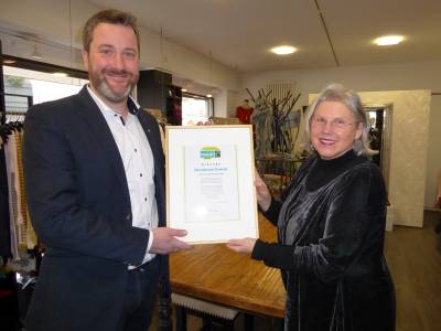 Die Auszeichnung als Fairtrade-Gemeinde haben wir nur deshalb bekommen, weil es in Herzebrock-Clarholz Menschen gibt, die mitmachen. Menschen, denen es wichtig ist, dass fair gehandelte Produkte in der Gemeinde angeboten werden. Menschen, die dafr sorgen, dass man diese Produkte im Einzelhandel und in der Gastronomie hier vor Ort bekommt. Ohne diese Untersttzerinnen und Untersttzer wre das nicht mglich gewesen. Deshalb war es mir ein Anliegen, mit den Urkunden persnlich meinen Dank ausdrcken zu knnen. Auch die Gaststtten Cheers und Reckmanns sowie weitere Engagierte sollen demnchst noch Urkunden bekommen.