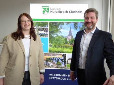 Wirtschaftsfrderung in Herzebrock-Clarholz
Verbesserte Unternehmensdatenbank soll Kontakte intensivieren

Die Gemeindeverwaltung Herzebrock-Clarholz mchte die heimischen Unternehmen knftig konkreter ansprechen knnen. Um gezielter und schneller miteinander ins Gesprch zu kommen, soll die Datenbank der lokalen Ansprechpartner ausgebaut werden. Julia Heuckmann hat dafr bereits zahlreiche Betriebe angeschrieben. Zugleich mchte ich auch die Firmenliste auf der Internetseite berarbeiten und das Interesse fr einen regelmigen Newsletter zum Wirtschaftsstandort Herzebrock-Clarholz abfragen erlutert Julia Heuckmann, die das Aufgabengebiet der Wirtschaftsfrderung zum Jahreswechsel bernommen hat. Ein entsprechendes Formular fr Unternehmerinnen und Unternehmer zum Ausfllen gibt es auf der Internetseite www.herzebrock-clarholz.de in der Rubrik Wirtschaftsfrderung. 

Zurzeit bereitet die Gemeinde gerade den zweiten Tag der Ausbildung in Herzebrock-Clarholz vor. Am Samstag, 13. Mai werden wieder Unternehmen fr Jugendliche, Eltern und andere Interessierte von 10 bis 14 Uhr ihre Betriebsrume ffnen. Gern knnen sich dafr noch Firmen melden. Auch Kindergrten, Arztpraxen, Pflegebetriebe und alle, die ausbilden und mit potentiellen Azubis ins Gesprch kommen mchten, sind herzlich willkommen, sagt Brgermeister Marco Diethelm.

Die Wirtschaftsfrderung der Gemeinde beinhaltet mit persnlichen Gesprchen mit Unternehmerinnen und Unternehmern sowie dem Wirtschaftsdialog, der nach einer lngeren Coronapause demnchst wieder stattfinden soll und der langjhrigen Zusammenarbeit mit der pro Wirtschaft GT eine Bandbreite an Untersttzungsmglichkeiten fr Handwerk, Handel und Dienstleistung in Herzebrock-Clarholz.
Julia Heuckmann steht gern unter der Telefonnummer 05245  444 230 sowie per Email J.Heuckmann@Herzebrock-Clarholz.de fr alle Belange der rtlichen Wirtschaft zur Verfgung. 

