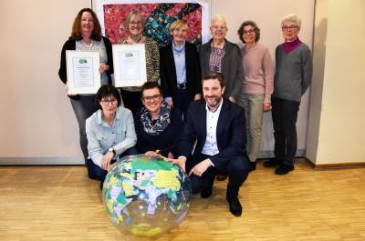 Fairtrade-Town Herzebrock-Clarholz
Brgermeister Marco Diethelm bergibt weitere Urkunden

Ende 2022 wurde Herzebrock-Clarholz mit dem Titel Fairtrade-Town ausgezeichnet. Vertreter aus Einzelhandel, Gastronomie und der Zivilgesellschaft wie etwa die von-Zumbusch-Gesamtschule, die Kolpingfamilie und der kumenische Arbeitskreis Eine Welt setzen sich fr den Fairtrade-Gedanken in der Gemeinde Herzebrock-Clarholz ein. Das bedeutet konkret Verkauf und Ausschank fair gehandelter Produkte und jede Menge Engagement, das Thema durch Aktionen, Bildung und Informationen voran zu bringen. 

Brgermeister Marco Diethelm hatte vor einigen Wochen erste Urkunden als Zeichen der Anerkennung fr die Untersttzung von Fairtrade Deutschland berreicht. Inzwischen sind nach und nach weitere Urkunden ausgehndigt worden. Die Gaststtte Reckmanns, das Lokal Cheers, der kumenische Arbeitskreis Eine Welt sowie die von-Zumbusch-Gesamtschule knnen sich jetzt ebenfalls ber die Fairtrade-Town Urkunde freuen.

Der kumenische Arbeitskreis Eine Welt hat gleich zwei Urkunden bekommen, da dort seit ber 30 Jahren Engagement und Verantwortung von zahlreichen ehrenamtlichen Helferinnen und Helfern gelebt werden. Mit dem Reckmanns und dem Cheers haben wir innovative Gastronomen in der Gemeinde, denen es immer wieder gelingt, mit guten Ideen ihre Gste zu begeistern. Davor habe ich groen Respekt und freue mich sehr, dass wir die beiden Betriebe im fairen Boot haben, betont Diethelm. Auch die von-Zumbusch-Gesamtschule trgt wesentlich zum lebendigen Inhalt der Fairtrade-Gemeinde bei. Dort gibt es eine eigene Fairtrade-Gruppe und die Auszeichnungsfeier im letzten Dezember fand an der Schule statt. Viele freiwillige Helfer hatten zum Gelingen der Veranstaltung beigetragen.

Die Fairtrade-Steuerungsgruppe hat inzwischen einen Leitsatz erarbeitet: Als Fairtrade-Gemeinde Herzebrock-Clarholz untersttzen wir nachhaltige und faire Produktionsbedingungen in Lndern des globalen Sdens, um Armut zu verringern und Lebensqualitt zu verbessern. 

Wir frdern den Verkauf und Verzehr fair gehandelter Produkte in der Gemeinde. Wir informieren mit vielfltigen Aktionen und Kampagnen, um zu sensibilisieren, zu bilden und Verstndnis zu schaffen. Ein breites Spektrum unterschiedlicher lokaler Akteure ist uns dabei wichtig. Durch weitreichende Akzeptanz vor Ort knnen wir mitwirken, globale Gerechtigkeit zu strken.

So wird sich die Steuerungsgruppe im laufenden Jahr bei verschiedenen Gelegenheiten wie Mrkten und Festen mit Informationen und Aktionen zum Thema Nachhaltigkeit und Fairem Handel einbringen. 

Informationen gibt es auch auf der Internetseite der Gemeinde www.herzebrock-clarholz.de unter dem Menpunkt Gemeinde, Stichwort Fairtrade-Town. 


Foto Reyna Baum 
Brgermeister Marco Diethelm berreicht dem kumenischen Arbeitskreis Eine Welt die Urkunden von Fairtrade Deutschland als Zeichen der Anerkennung fr die Untersttzung des fairen Handels. (v.l.hinten) Sonja Lakebrink, Maria Baum, Elfriede Fchtenhans, Maria Stukemeier, Gisela Herden, Elisabeth Hoeppe (v.l. vorne) Marita Feldmann und Deniz Zan.

