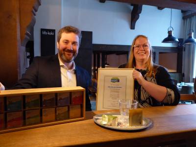 Brgermeister Marco Diethelm bei der bergabe der Fairtrade-Town Urkunde an Gabrille Schuurman von der Gaststtte Reckmanns in Herzebrock. 