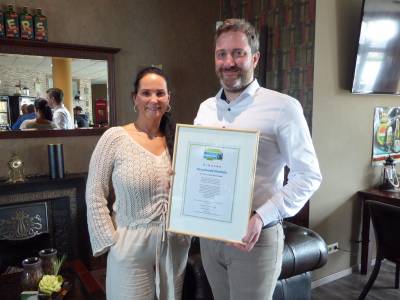 Ulrike Hemme vom Lokal Cheers freut sich sehr ber die von Brgermeister Marco Diethelm berreichte Fairtrade-Town Urkunde.