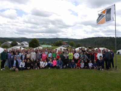 Brgermeister besucht Kolping-Zeltlager im Sauerland
Gute Stimmung in Braunshausen

Am Mittwoch, 5. Juli fand ein besonderer Besuch im Zeltlager der Kolpingjugend Clarholz im sauerlndischen Braunshausen statt. Brgermeister Marco Diethelm nahm sich die Zeit, das Zeltlager zu besuchen und sich einen Eindruck von den Aktivitten und der Atmosphre vor Ort zu machen. Ich habe mir vorgenommen, jedes Jahr eines der drei Zeltlager der Gemeinde Herzebrock-Clarholz persnlich anzuschauen. Dieses Jahr hat mich der Ortsvorsteher von Clarholz, Franz-Josef Tegelkamp, ins Sauerland begleitet, erlutert das Gemeindeoberhaupt.

Trotz des frischen Wetters und einer leichten Brise, die ber das Gelnde wehte, war die Stimmung unter den Teilnehmenden des Zeltlagers bestens. Die Kinder und Jugendlichen waren voller Energie und freuten sich ber den Besuch. Gemeinsam mit den Organisatoren des Zeltlagers fhrten Diethelm und Tegelkamp eine Bewertung der Zelte durch. Dabei wurde auf Sauberkeit und Ordnung in den Zelten der Teilnehmenden geachtet. Der Brgermeister zeigte sich beeindruckt von der Kreativitt und dem Engagement der jungen Camperinnen und Camper, die ihre Zelte liebevoll gestaltet hatten.

Im Anschluss gab es Leberkse zum gemeinsames Mittagessen, das vom Kchenteam des Zeltlagers zubereitet wurde. Brgermeister und Teilnehmer genossen das Essen in geselliger Runde und nutzten die Gelegenheit, um sich auszutauschen.

Whrend des Besuchs hatte der Brgermeister auch die Mglichkeit, mit den Kindern und Jugendlichen von acht bis 15 Jahren ins Gesprch zu kommen. Er zeigte groes Interesse an ihren Erlebnissen im Zeltlager und hrte aufmerksam zu, als sie von ihren Aktivitten und Erfahrungen berichteten. Ich bin beindruckt von der positiven Atmosphre und dem Engagement aller hier im Zeltlager, so Diethelm. Er lobte das Kchenteam fr das leckere Essen und bedankte sich bei den Organisatorinnen und Organisatoren fr die Einladung.

Das Kolping-Zeltlager bietet den Kindern und Jugendlichen eine wunderbare Mglichkeit, ihre Sommerferien in der Natur zu verbringen und neue Freundschaften zu knpfen. Der Besuch des Brgermeisters hat gezeigt, dass die Gemeinde das Zeltlager und die Bedrfnisse der jungen Generation ernst nimmt. 
