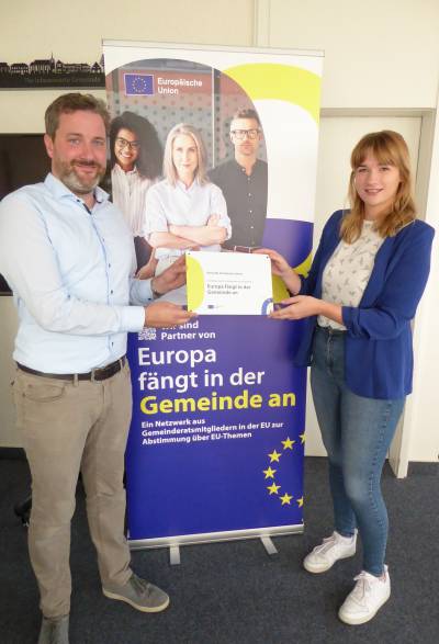 Gemeinde Herzebrock-Clarholz ist Mitglied im Netzwerk Europa fngt in der Gemeinde an

Durch die EU-Kommission wurde das Projekt Europa fngt in der Gemeinde an ins Leben gerufen. Das Projekt schafft ein europisches Netzwerk aus gewhlten Lokalpolitikerinnen und Lokalpolitikern, die EU-Themen in einer nie dagewesenen Partnerschaft zwischen europischer und lokaler Regierungsebene vermitteln. Durch das Projekt soll ermglicht werden, Informationen und EU-bezogene Themen, die Brgerinnen und Brger auf lokaler Ebene betreffen, zu verbreiten und dazu beitragen, den Kontakt zu strken und Debatten ber die Themen und die Zukunft Europas zu frdern. 

Der Rat der Gemeinde Herzebrock-Clarholz hat in der Sitzung im Oktober 2022 Annika Mainka als Mitglied fr das Netzwerk benannt.

Europa ist ein wichtiges Thema. Angesichts der aktuellen Entwicklungen auf dem Kontinent und weltweit ist der Zusammenschluss der Nationen wichtiger denn je. Deshalb begre ich das gesamte Projekt und die Initiative besonders auch in unserer Gemeinde sehr. Ich wnsche Annika Mainka weiterhin viel Erfolg dabei, den europischen Gedanken zu vermitteln, sagt Brgermeister Marco Diethelm. 

Annika Mainka hat bereits an einigen Terminen des Netzwerkes teilgenommen. Derzeit hat das Netzwerk ber 1000 Mitglieder, davon jedoch nur 56 Mitglieder in Deutschland. Im Kreis Gtersloh ist Herzebrock-Clarholz bisher die einzige Kommune, die sich im Netzwerk engagiert. Annika Mainka mchte dazu beitragen, EU-Themen ber eine Zusammenarbeit mit den Schulen und lokalen Akteuren nher an die Brgerinnen und Brger zu bringen. Fr Anregungen und Ideen ist sie unter annikamainka@googlemail.de erreichbar. 
